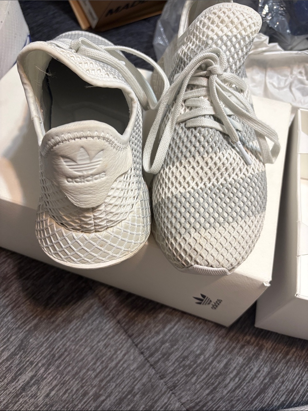 Adidas deerupt consortium Sneaker - white and gray striped. Lace-Up Casual Shoe